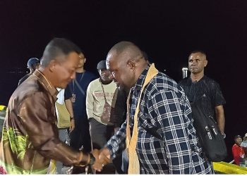 Tiba di Pelabuhan Kuri Pasai, Bupati Mansel Disambut Pelukan Hangat Wakil Bupati Teluk Wondama