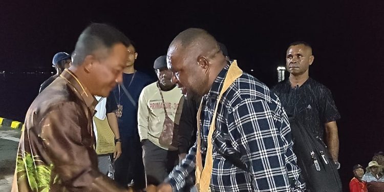 Tiba di Pelabuhan Kuri Pasai, Bupati Mansel Disambut Pelukan Hangat Wakil Bupati Teluk Wondama