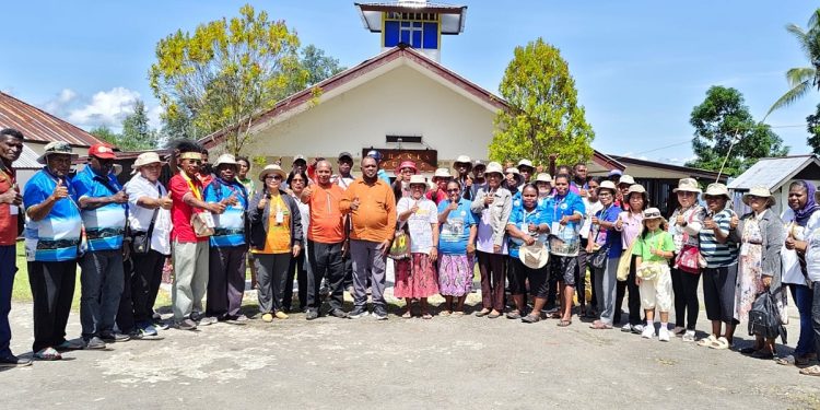 Hari Pertama di Wondama, Bupati Mansel Kunjungi Rombongan GKI Klasis Ransiki dan Hatam Oransbari