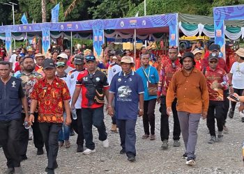Diguyur Hujan, Bupati Mansel dan Wabup Teluk Wondama Tetap Ikuti Arak-arakan Alkitab Tua