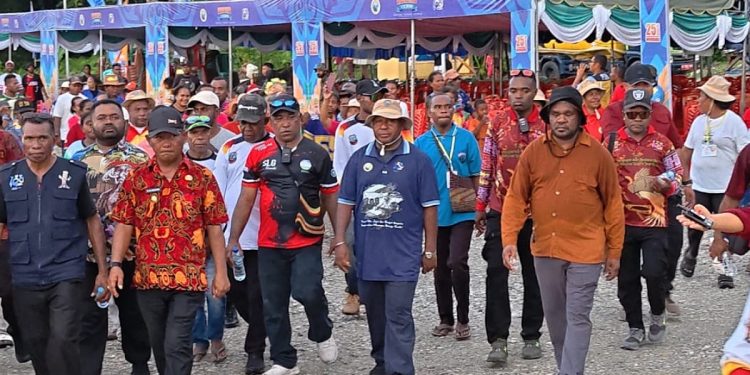 Diguyur Hujan, Bupati Mansel dan Wabup Teluk Wondama Tetap Ikuti Arak-arakan Alkitab Tua