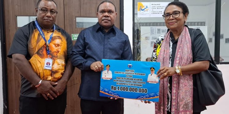 Dukung Perayaan 1 Abad Peradaban Orang Papua , Pemkab Manokwari Bantuan Rp.1 Miliar dan 2 Ton Beras
