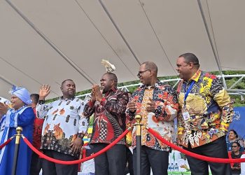 Di Puncak Ibadah Perayaan 1 Abad Peradaban Orang Papua, Burung Merpati Putih Hinggap di Kepala Bupati-Wabup Mansel