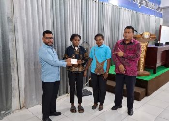 Salurkan PIP, Filep Wamafma Inginkan Anak Papua Raih Sarjana