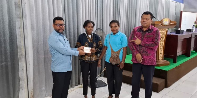 Salurkan PIP, Filep Wamafma Inginkan Anak Papua Raih Sarjana