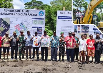 Prosesi adat pembukaan lahan Sekolah Rakyat, di Kampung Sabri, Distrik Ransiki, Mansel, Kamis (30/10). Foto:TP/BOM