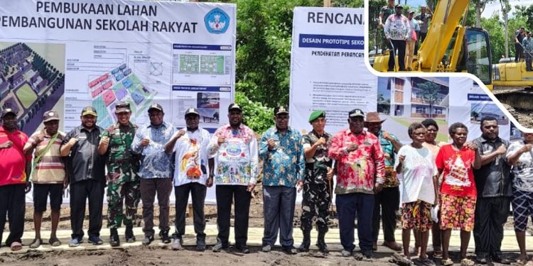 Prosesi adat pembukaan lahan Sekolah Rakyat, di Kampung Sabri, Distrik Ransiki, Mansel, Kamis (30/10). Foto:TP/BOM