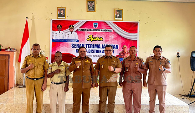 Angkat Plt Kepala Distrik Aimasi yang Baru, Bupati Tekankan Berdayakan SDM di Kantor