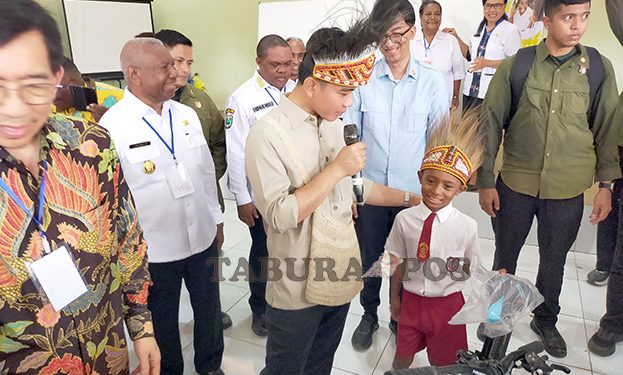 Kagum Kecerdasan Anak-anak Papua, Gibran Titipkan Anak-anak Kepada Guru Agar Cepat Pintar Semua