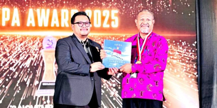 Universitas Papua Raih Rekor MURI Penggunaan Noken dan Mahkota