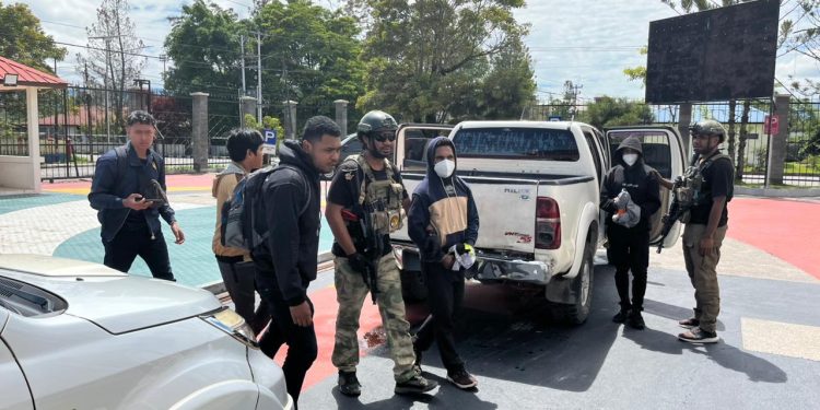 Satgas Damai Cartenz dan Polres Yahukimo Serahkan Tersangka Kasus Penyerangan Nakes dan Guru ke Kejaksaan Jayawijaya