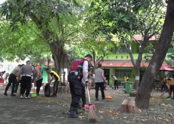 Pasca Olah TKP, Polres Metro Jakarta Utara Bersihkan Masjid SMAN 72 Kelapa Gading untuk Pulihkan Kondisi dan Hilangkan Traumatis Warga Sekolah
