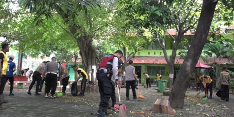 Pasca Olah TKP, Polres Metro Jakarta Utara Bersihkan Masjid SMAN 72 Kelapa Gading untuk Pulihkan Kondisi dan Hilangkan Traumatis Warga Sekolah