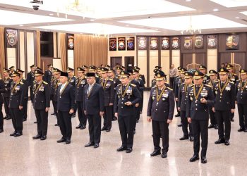 Kapolda Papua Barat Terima Penghargaan Bintang Bhayangkara Pratama