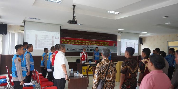 Sumpah Panitia dan Peserta Penerimaan Bintara Brimob Ditorehkan pada Pakta Integritas