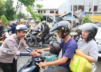 Tertib Berkendara, Polwan Cantik Ditlantas Polda Papua Barat Bagikan Coklat dan Bunga Operasi Zebra Mansinam 2025
