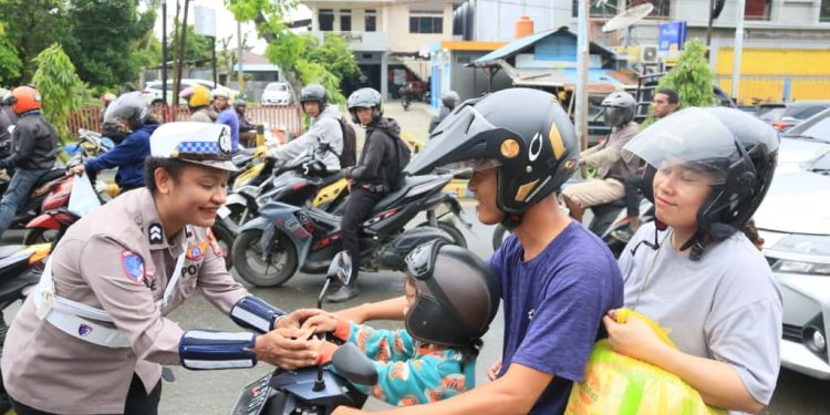 Tertib Berkendara, Polwan Cantik Ditlantas Polda Papua Barat Bagikan Coklat dan Bunga Operasi Zebra Mansinam 2025
