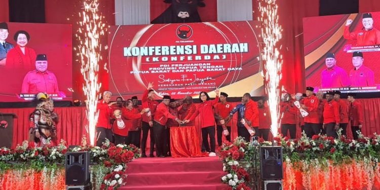 Komarudin Watubun Buka Konferda PDI Perjuangan Tiga Provinsi