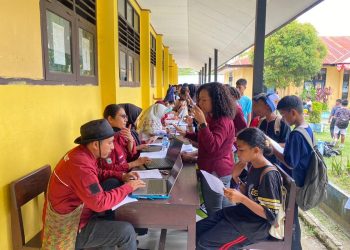 Murid SMP Negeri 30 Ransiki Ikut Pemeriksaan Kesehatan Gratis