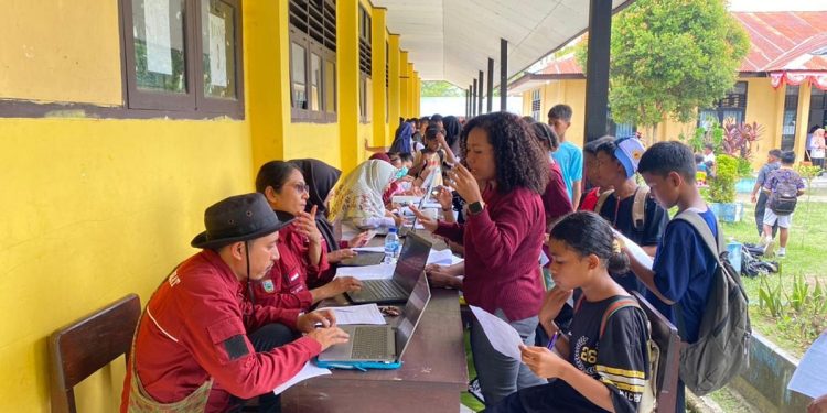 Murid SMP Negeri 30 Ransiki Ikut Pemeriksaan Kesehatan Gratis