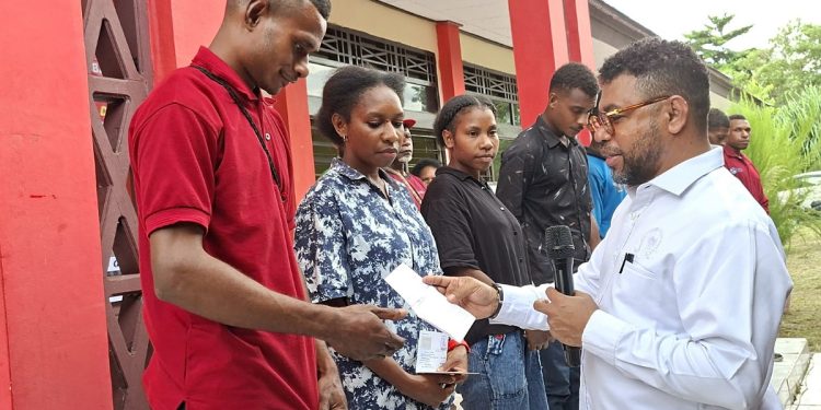 295 Mahasiswa STIH Kampus C Momiwaren Terima Beasiswa KIP