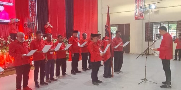 Ronny Talapessy Lantik Markus Waran Jadi Ketua PDI Perjuangan Papua Barat
