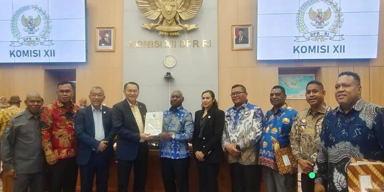 Gubernur Papua Barat Pertanyakan PI 10 Persen Migas