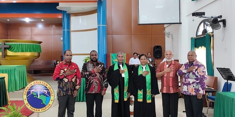 Bernard-Mezak Hadiri Peresmian Menara Loceng dan Pembukaan Sidang XXVI Jemaat GKI Solafide Ransiki