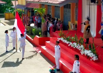 Wamen Dikdasmen Pimpin Upacara Hari Guru di SMU Negeri 1 Manokwari