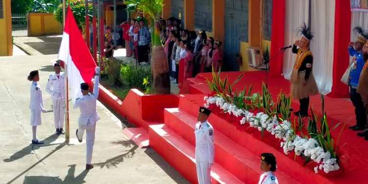 Wamen Dikdasmen Pimpin Upacara Hari Guru di SMU Negeri 1 Manokwari