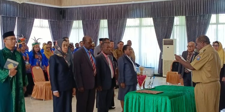 Lantik, 2 Asisten, 1 Staf Ahli, 1 Kaban, 1 Kadis, Jhon Kamuru Ingatkan Tantangan Daerah