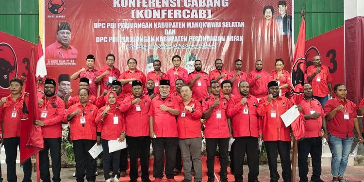 Markus Waran Lantik Ketua DPC PDI Perjuangan Kabupaten Mansel dan Pegaf