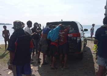 Warga Pasir Putih Digemparkan Penemuan Sesosok Mayat di Jok Belakang Mobil Inova