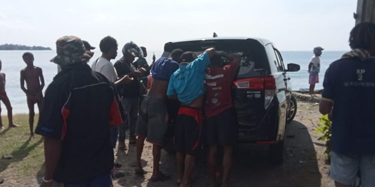 Warga Pasir Putih Digemparkan Penemuan Sesosok Mayat di Jok Belakang Mobil Inova