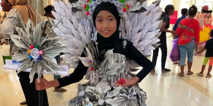 Busana Berbahan Daur Ulang Semarakkan HKG 2025
