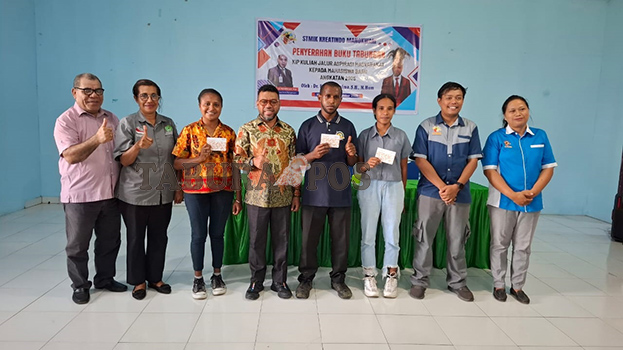Filep Wamafma Kembali Salurkan Bantuan Pendidikan KIP Kuliah di STMIK Kreatindo Manokwari