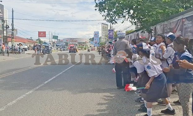 Warga dan Pelajar Antusias Menyambut Wapres dan Istri