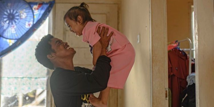 Menjadi Ayah Yang Hadir Utuh Untuk Anak