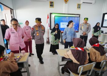 Kapolri dan Ketua Komisi IV DPR Tinjau SPPG YKB Polres Karanganyar, Dukung Penuh Program MBG