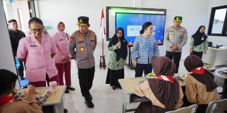 Kapolri dan Ketua Komisi IV DPR Tinjau SPPG YKB Polres Karanganyar, Dukung Penuh Program MBG