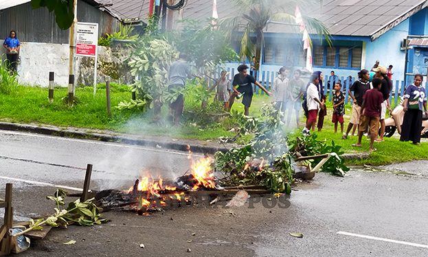 Warga Blokade Jalan Diduga Buntut dari Kasus Penikaman