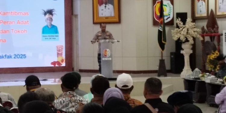 Polres Fakfak Tekankan Pendekatan Humanis Jelang Akhir Tahun dalam Prosesi Adat Wewowo