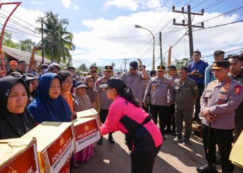 Ketum Bhayangkari Beri Bantuan hingga Hibur Anak-anak Korban Bencana di Tapanuli Tengah
