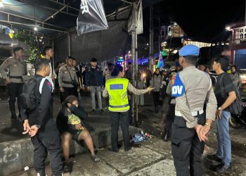 Personel Operasi Lilin Mansinam 2025 Berikan Pertolongan Warga Saat Patroli Malam di Manokwari