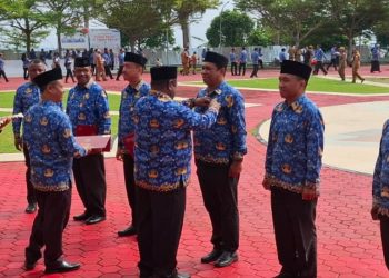 Derek Ampnir dan Agus Nurrodi Terima Penganugerahan Satyalancana Karya Satya