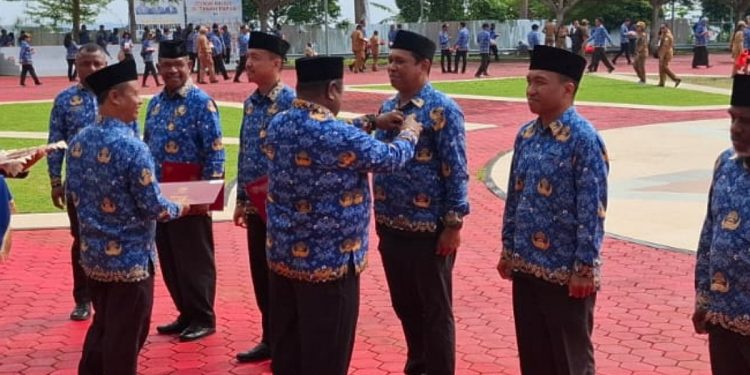 Derek Ampnir dan Agus Nurrodi Terima Penganugerahan Satyalancana Karya Satya