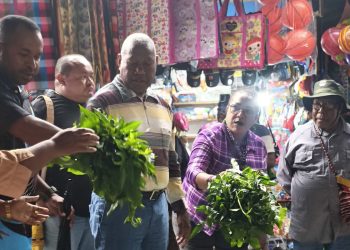 Gubernur Pimpin Rombongan Pejabat Papua Barat Berbelanja di Pasar Wosi