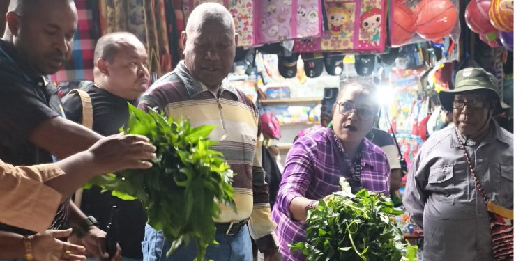 Gubernur Pimpin Rombongan Pejabat Papua Barat Berbelanja di Pasar Wosi