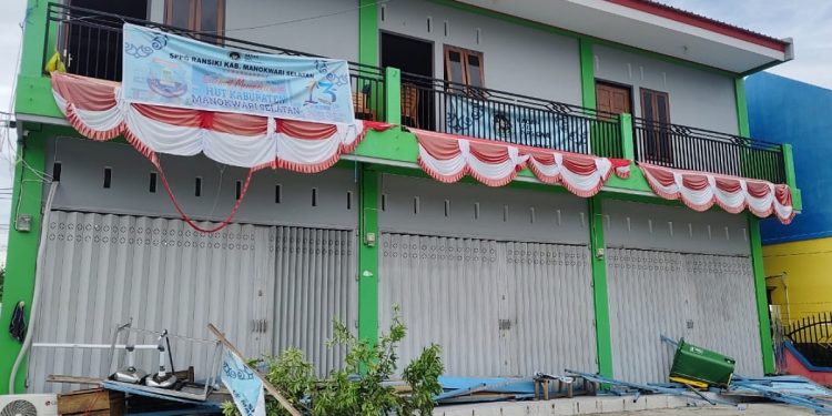 Diduga Akibat Keracunan Makanan, Sekelompok Massa Geruduk SPPG Ransiki