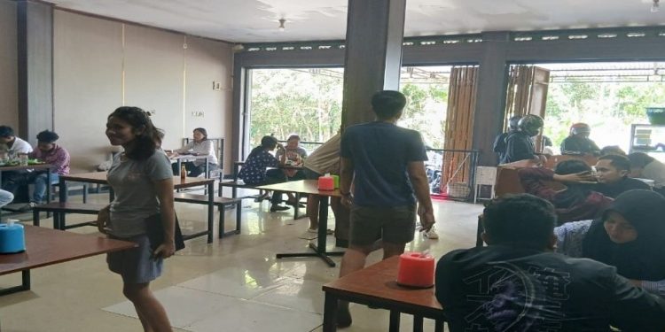 Ayam Geprek dan Tempe Penyet Menjadi Menu Favorit di Warung Makan Duta Solo